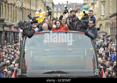 Amy Williams kommt nach der Busparade um Bath zurück. Stockfoto