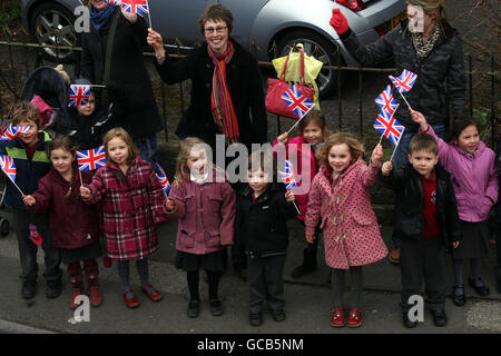 Schüler zeigen ihre Unterstützung für Amy Williams während der Olympischen Winterparade in Bath. Stockfoto
