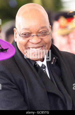 Der südafrikanische Präsident Jacob Zuma wurde anlässlich einer feierlichen Begrüßung auf der Horse Guards Parade in London zu Beginn des dreitägigen Staatsbesuchs des Präsidenten begrüßt. Stockfoto