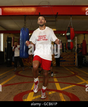 Boxer Kell Brook trainiert während eines Media Workout im St Thomas Boys and Girls Boxing Club, Sheffield. Stockfoto