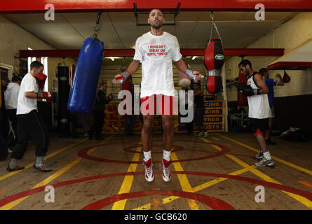 Boxer Kell Brook an den Springseilen, während er während eines Media-Trainings im St. Thomas Boys and Girls Boxing Club, Sheffield, trainiert. Stockfoto