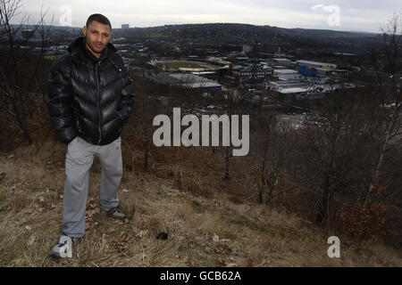 Boxer Kell Brook posiert für den Fotografen mit Blick auf seine Heimat Hillsborough in Sheffield nach einem Media Workout im St Thomas Boys and Girls Boxing Club, Sheffield. Stockfoto