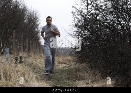 Boxer Kell Brook trainiert in der Nähe seines Heimatgebiets Hillsborough in Sheffield, nachdem er im St Thomas Boys and Girls Boxing Club, Sheffield, ein Medientraining durchgeführt hatte. Stockfoto