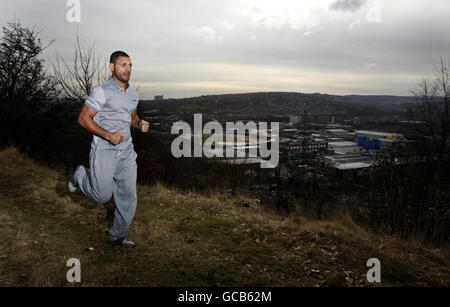 Boxer Kell Brook trainiert in der Nähe seines Heimatgebiets Hillsborough in Sheffield, nachdem er im St Thomas Boys and Girls Boxing Club, Sheffield, ein Medientraining durchgeführt hatte. Stockfoto