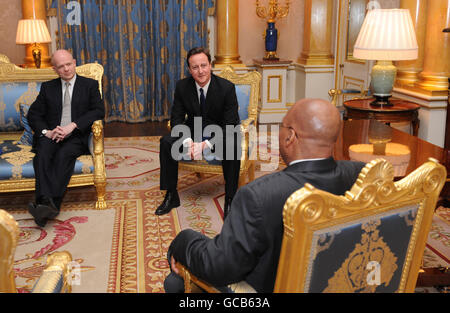 Der konservative Parteivorsitzende David Cameron und der Schattenaußenminister William Hague treffen heute im Buckingham Palace den südafrikanischen Präsidenten Jacob Zuma. Stockfoto