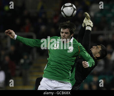 Irlands Cillian Sheridan und Armeniens Torhüter Edvard Hovhannisyan (rechts) treffen sich während des UEFA U-21 Championship Qualifying-Spiels im Tallaght Stadium, Dublin. Stockfoto