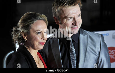 Jayne Torvill und Christopher Dean kommen im Grosvenor House, Park Lane, London, an, um die News of the World's Children's Champions Awards zu erhalten. Stockfoto