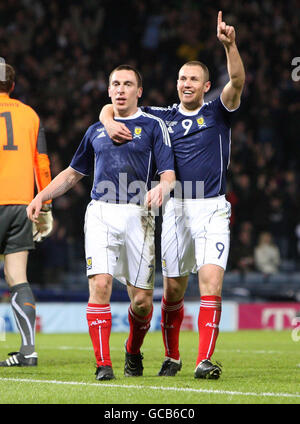 Scotland's Scott Brown (Mitte) feiert Scoring seiner Seiten erstes Tor des Spiels mit Teamkollege Kenny Miller während der International Friendly in Hampden Park, Glasgow. Stockfoto