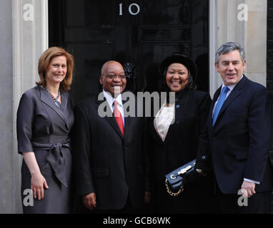 Der Präsident Südafrikas, Jacob Zuma, und seine Frau Tobeka Madiba Zuma (Mitte links und rechts) treffen den britischen Premierminister Gordon Brown und seine Frau Sarah in der Downing Street 10, London, während eines Staatsbesuchs im Vereinigten Königreich. Stockfoto