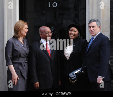 Der Präsident Südafrikas, Jacob Zuma, und seine Frau Tobeka Madiba Zuma (Mitte links und rechts) treffen den britischen Premierminister Gordon Brown und seine Frau Sarah in der Downing Street 10, London, während eines Staatsbesuchs im Vereinigten Königreich. Stockfoto