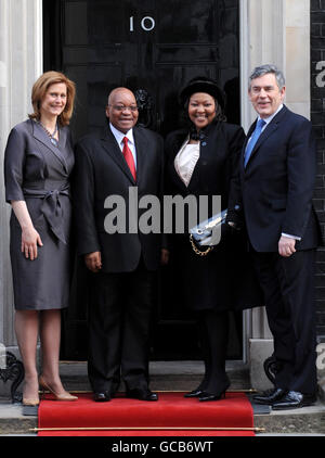 Der Präsident Südafrikas, Jacob Zuma, und seine Frau Tobeka Madiba Zuma (Mitte links und rechts) treffen den britischen Premierminister Gordon Brown und seine Frau Sarah in der Downing Street 10, London, während eines Staatsbesuchs im Vereinigten Königreich. Stockfoto