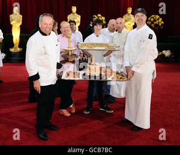 Küchenchef Wolfgang Puck (links) bei der Ankunft für die 82. Academy Awards im Kodak Theatre, Los Angeles. Stockfoto