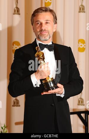 Christoph Waltz mit dem Preis für den besten Nebendarsteller, ausgezeichnet für Inglorious Basterds, bei den 82. Academy Awards im Kodak Theatre, Los Angeles. Stockfoto