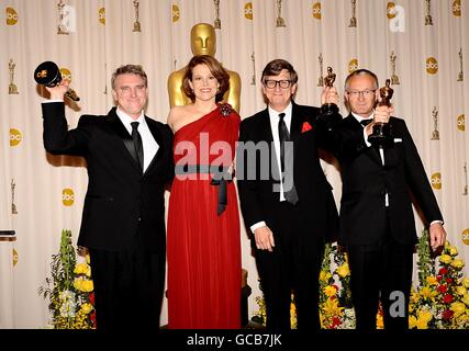 (Von links nach rechts) Robert Stromberg, Sigourney Weaver, Rick Carter und Kim Sinclair mit dem Achievement in Art Direction Award, erhalten für Avatar, bei den 82. Academy Awards im Kodak Theater, Los Angeles. Stockfoto