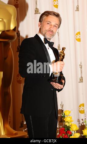 Christoph Waltz mit dem Preis für den besten Nebendarsteller, ausgezeichnet für Inglorious Basterds, bei den 82. Academy Awards im Kodak Theatre, Los Angeles. Stockfoto