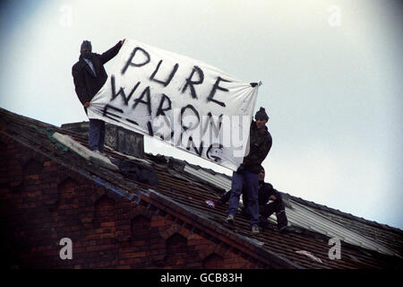 Gefangene zeigen auf dem Dach des Strangeways Gefängnisses ein Transparent, das den reinen Krieg erklärt. Stockfoto