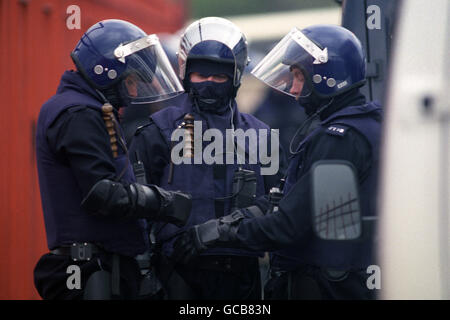 Polizeibeamte bereiten ihre Krawalle vor dem Gefängnis Strangeways in Manchester vor. Stockfoto