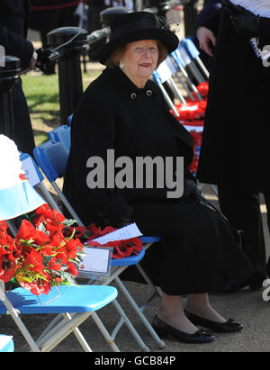 Die ehemalige Premierministerin Margaret Thatcher nimmt an der Umbenennungszeremonie der Memorial Gates im Hyde Park in „Commonwealth Memorial Gates“ Teil, in Anerkennung der Commonwealth-Länder, die an der Seite Großbritanniens in zwei Weltkriegen gekämpft haben. DRÜCKEN SIE VERBANDSFOTO. Bilddatum: Montag, 8 2010. März. Bildnachweis sollte lauten: Stefan Rousseau/PA Stockfoto