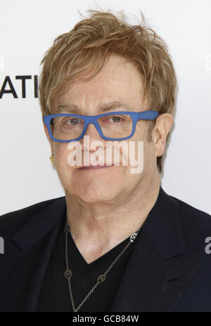 Sir Elton John kommt zur 18. Jährlichen Elton John AIDS Foundation Party, um die 82. Academy Awards im Pacific Design Center in Los Angeles zu feiern. Stockfoto