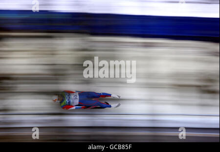 Der russische Albert Demtschenko, der in seinem letzten Lauf im Whistler Sliding Center in Whistler den vierten Platz in der Mens Luge belegte. Stockfoto