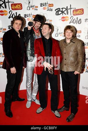 (Von links nach rechts) Ian Matthews, Sergio Pizzorno, Tom Meighan und Chris Edwards von Kasabian mit dem British Group Award bei den Brit Awards 2010 im Earls Court, London. Stockfoto