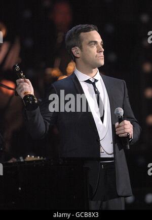 BRIT Awards 2010 - Show - London. Robbie Williams auf der Bühne während der Brit Awards 2010, im Earls Court, London. Stockfoto