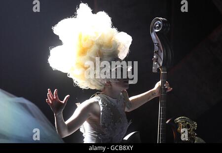 Lady Gaga spielt auf der Bühne während der Brit Awards 2010, im Earls Court, London. Stockfoto