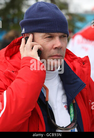 Der britische Direktor der Olympischen Spiele Sir Clive Woodward am Telefon auf dem Biathlon-Kurs im Whistler Olympic Park, Whistler, Kanada. Stockfoto