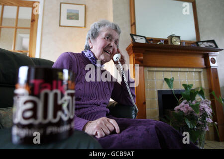 Die 90-jährige Joan Cudlip chattet während eines „We'll Call You“-Anrufs, einem kostenlosen Service, der älteren Menschen einen garantierten wöchentlichen Chat bieten soll, am Telefon mit einem TalkTalk-Mitarbeiter in ihrem Zuhause in Felstead, Essex. Stockfoto