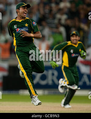 Pakistans Umar Akmal feiert den Auslauf des englischen Kapitäns Paul Collingwood während der International Twenty20 Friendly im Dubai Sports City Stadium, VAE. Stockfoto