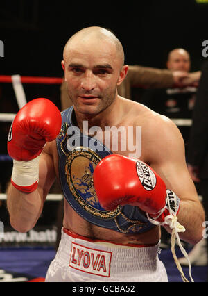 Leva Kirokosyan, nachdem er Scott Lawton während des vakanten EBU Super Featherweight Title-Wettstreits im Fenton Manor Sports Complex, Stoke on Trent, besiegt hatte. Stockfoto