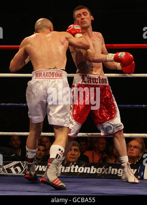 Scott Lawton (rechts) wird in der dritten Runde gegen Leva Kirokosyan während des leeren EBU Super Featherweight Title-Bout im Fenton Manor Sports Complex, Stoke on Trent, gestoppt. Stockfoto