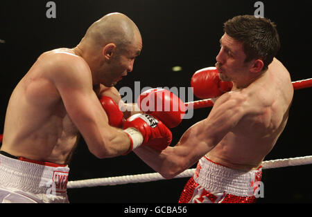 Boxen - Vakant EBU Super Featherweight Titel - Scott Lawton V Leva Kirakosyan - Fenton Manor Sports Complex. Scott Lawton (rechts) und Leva Kirokosyan während des vakanten EBU Super Featherweight Title-Wettlaufs im Fenton Manor Sports Complex, Stoke on Trent. Stockfoto