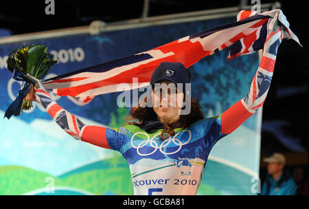 Die britische Amy Williams feiert während der Blumenzeremonie, nachdem sie das Frauenskelett während der Olympischen Winterspiele 2010 im Vancouver Olympic Centre, Vancouver, Kanada, gewonnen hat. Stockfoto