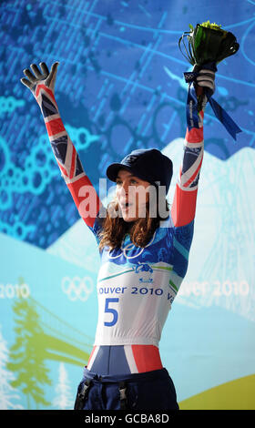 Die britische Amy Williams feiert den Goldsieg im Frauen-Skelett während der Blumenzeremonie während der Olympischen Winterspiele 2010 im Vancouver Olympic Centre, Vancouver, Kanada. Stockfoto