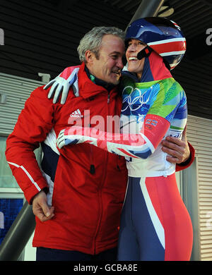 Die britische Amy Williams feiert mit Performance Director Andi Schmid den Goldsieg nach dem Frauenskelett während der Olympischen Winterspiele 2010 im Vancouver Olympic Center, Vancouver, Kanada. Stockfoto