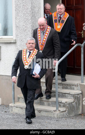 Orange Grand Master, Robert Saulters verlässt ein Treffen mit Kollegen in Tamnamore Orange Hall, in Co Tyrone. Die Führer des Ordens von Orange hielten ein besonderes Treffen ab, um Paraden in Nordirland zu diskutieren. Stockfoto