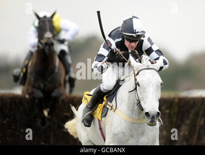 Monet's Garden und Barry Geraghty führen über die letzten und gewinnen die Betfair Ascot Steeple Chase während des Betfair Ascot Chase Day auf der Ascot Racecourse, Berkshire. Stockfoto