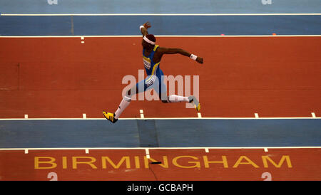 Phillips Idowu beim Dreifachsprung der Männer während der Aviva International im NIA, Birmingham. Stockfoto