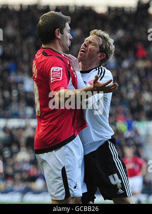 Fußball - Coca-Cola Football Championship - Derby County / Swansea City - Pride Park. Gorka Pintado von Swansea City (links) wird nach einem Foul gegen Teamkollegen Robbie Savage von Derby County mit Paul Green (rechts) konfrontiert Stockfoto