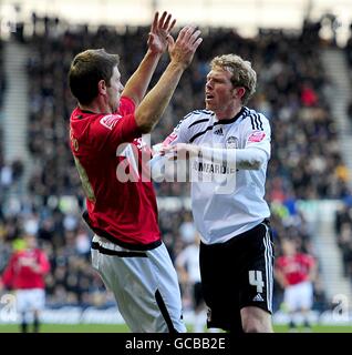 Gorka Pintado (links) von Swansea City wird von Derby County's konfrontiert Paul Green (rechts) nach einem Foul auf Teamkollege Robbie Wilde Stockfoto