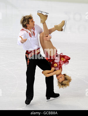 Penny Coomes und Nichola Buckland aus Großbritannien während des Eiskunstlauf-Eistanzes während der Olympischen Winterspiele 2010 im Pacific Coliseum, Vancouver, Kanada. Stockfoto