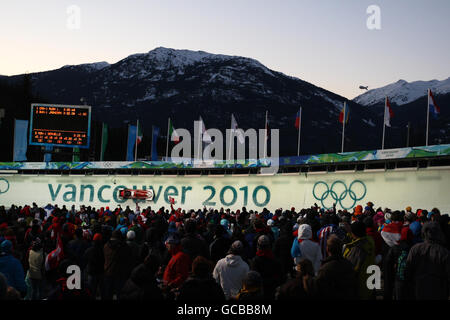 Patrice Servelle und Sebastien Gattuso von Monaco treten bei der Hitze 4 des Zweierboobsleigh-Wettbewerbs im Whistler Sliding Center in Whistler, Kanada, an. Stockfoto