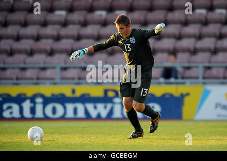 Fußball - The FA International Tournament - England U17 gegen Türkei U17 - Meadow Lane. England-Torwart Jack Butland nimmt einen Torstoß Stockfoto