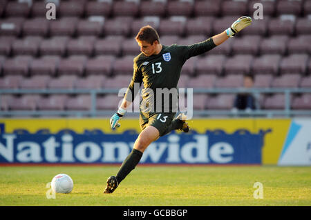 Fußball - The FA International Tournament - England U17 gegen Türkei U17 - Meadow Lane. England-Torwart Jack Butland nimmt einen Torstoß Stockfoto