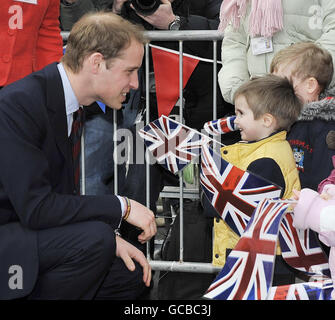 Prinz William spricht mit Kindern, als er das Alder Hey Kinderkrankenhaus in Liverpool verlässt. Stockfoto