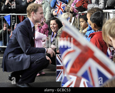 Prinz William spricht mit Kindern, als er das Alder Hey Kinderkrankenhaus in Liverpool verlässt. Stockfoto