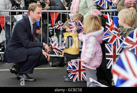 Prinz William spricht mit Kindern, als er das Alder Hey Kinderkrankenhaus in Liverpool verlässt. Stockfoto