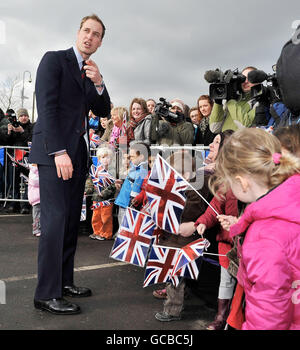 Prinz William spricht mit Mitgliedern der Öffentlichkeit, als er das Alder Hey Children's Hospital in Liverpool verlässt. Stockfoto