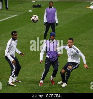 Fußball - UEFA Champions League - Runde der 16. Runde - erste Etappe - Inter Mailand gegen Chelsea - Chelsea Training und Pressekonferenz - St... Chelsea's Jon Obi Mikel, John Terry und Nicolas Anelka während des Trainings Stockfoto